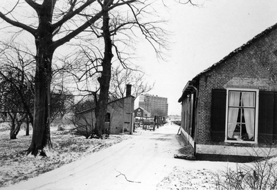848429 Gezicht op de bouw van enkele flatgebouwen bij de Kanaaldijk Oost, van bij een boerderij in de omgeving van de ...